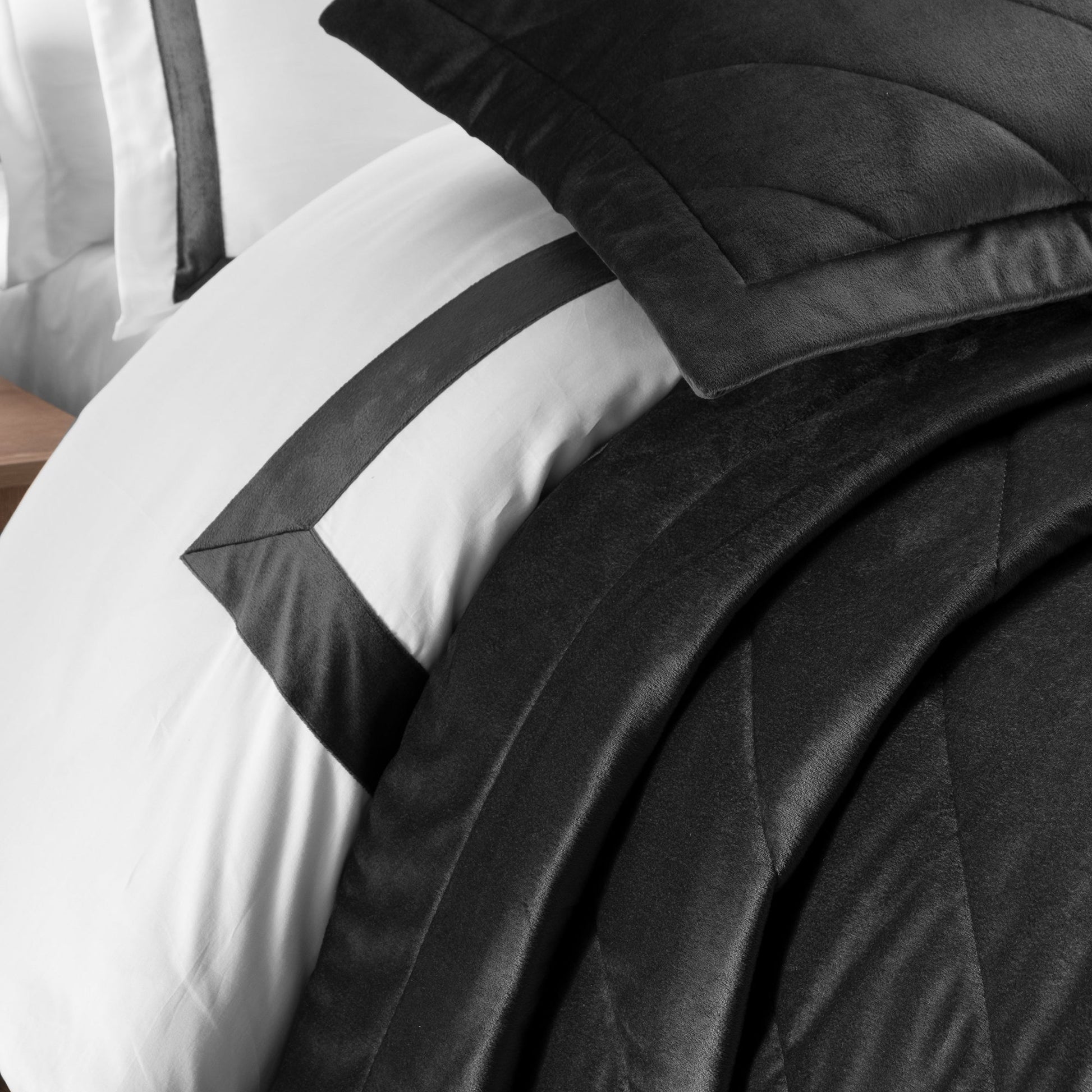 Maas - Kadife Siyah Çift Kişilik Yatak Örtüsü Takımı - Pasioni
